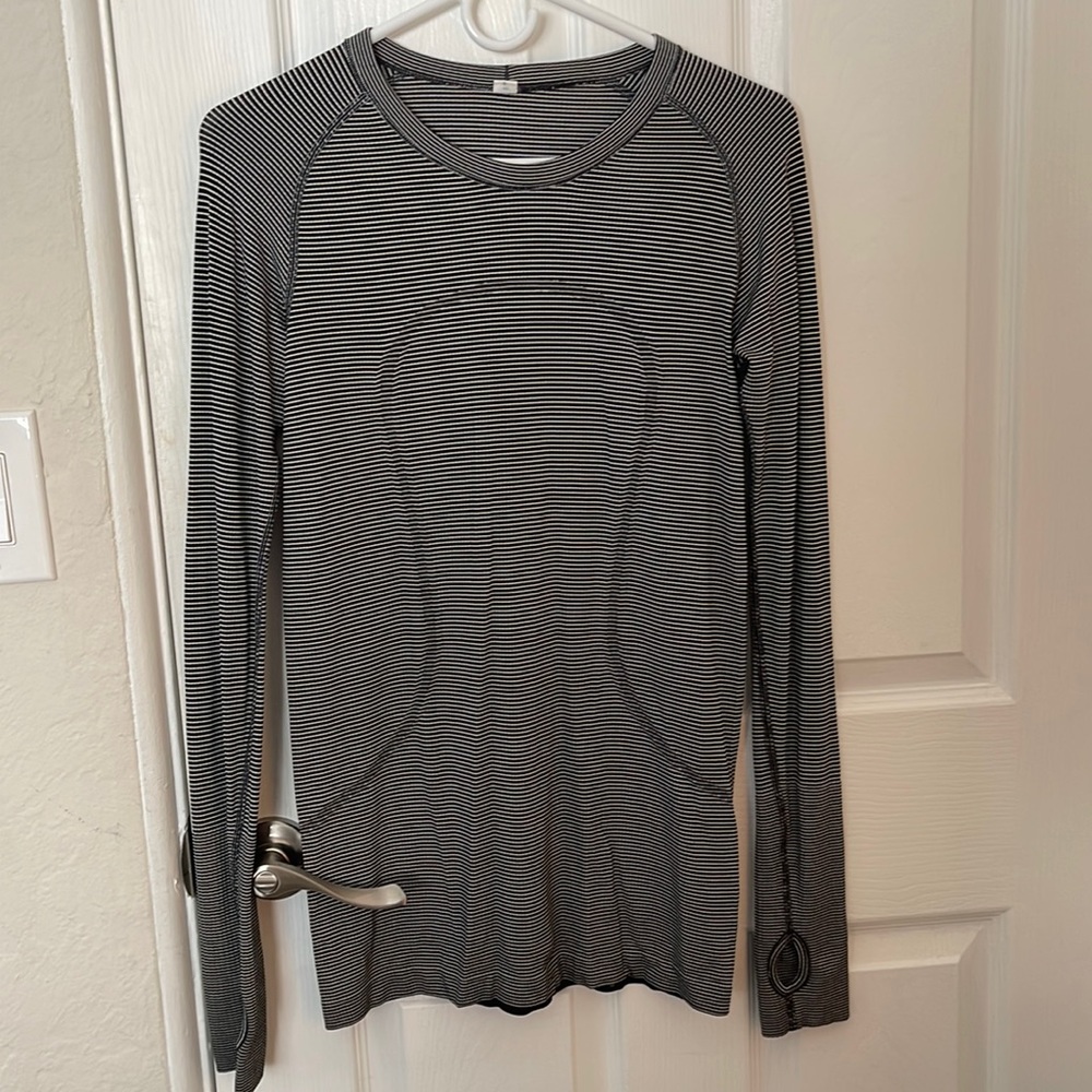 Lululemon Run Swiftly Long Sleeve Black/ White Strip Sz 8 EUC